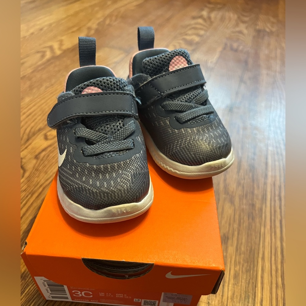 Nike Free RN 2018 toddler girl blue and pink sneakers. Size 3c